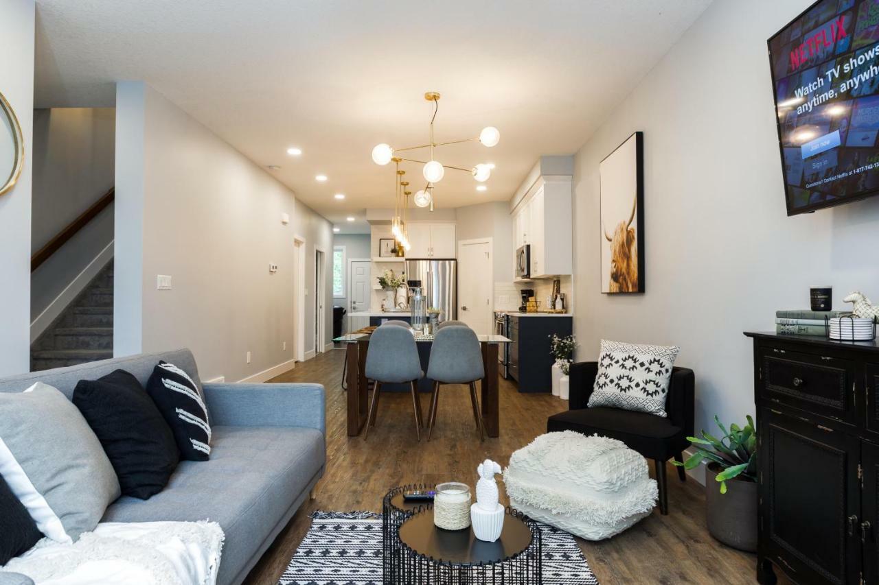 Contemporary Farmhouse Home - King Bed - Double Garage Parking - Free Wifi & Netflix - Long Stays Welcome Edmonton Exterior foto
