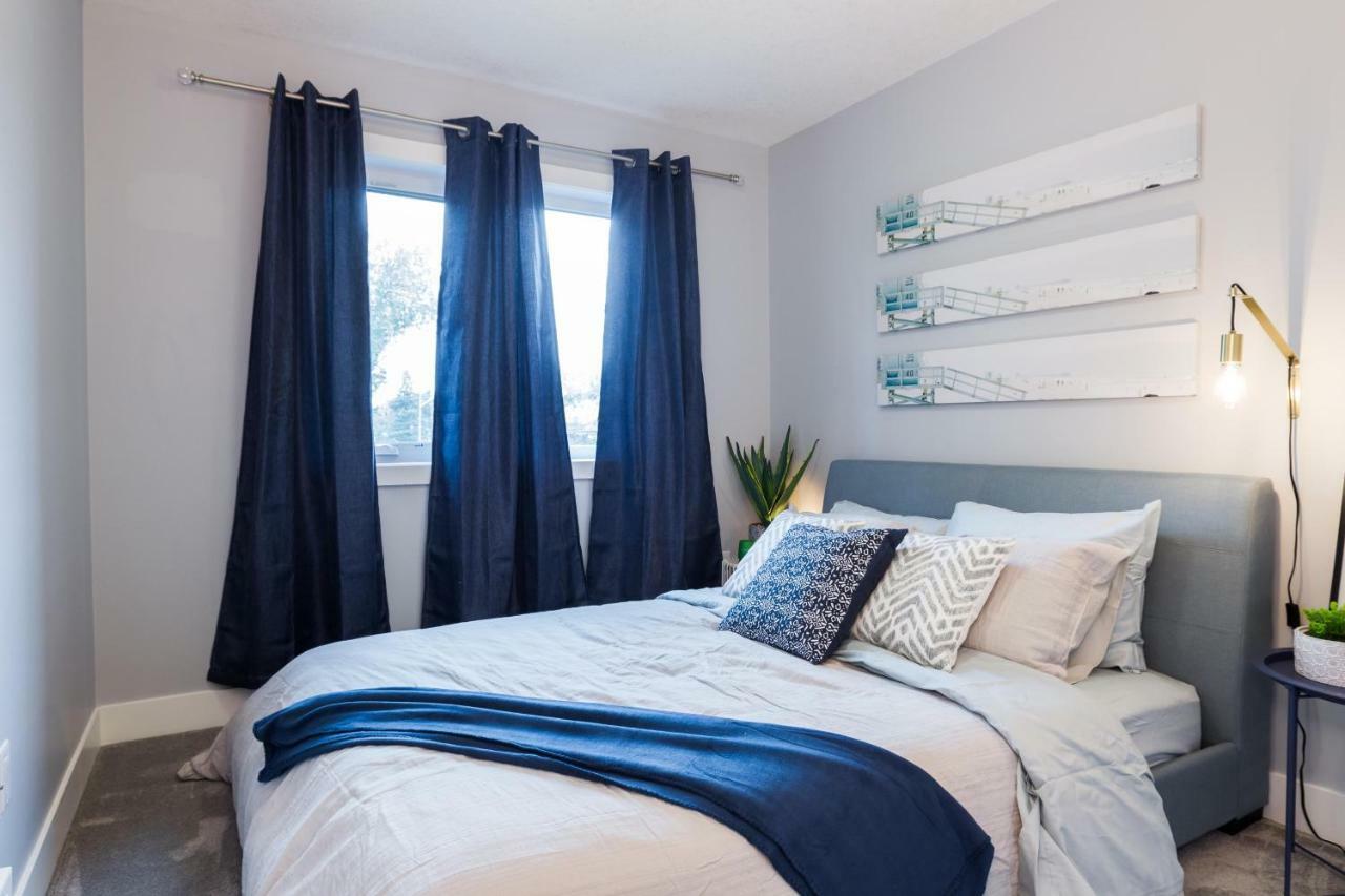 Contemporary Farmhouse Home - King Bed - Double Garage Parking - Free Wifi & Netflix - Long Stays Welcome Edmonton Exterior foto