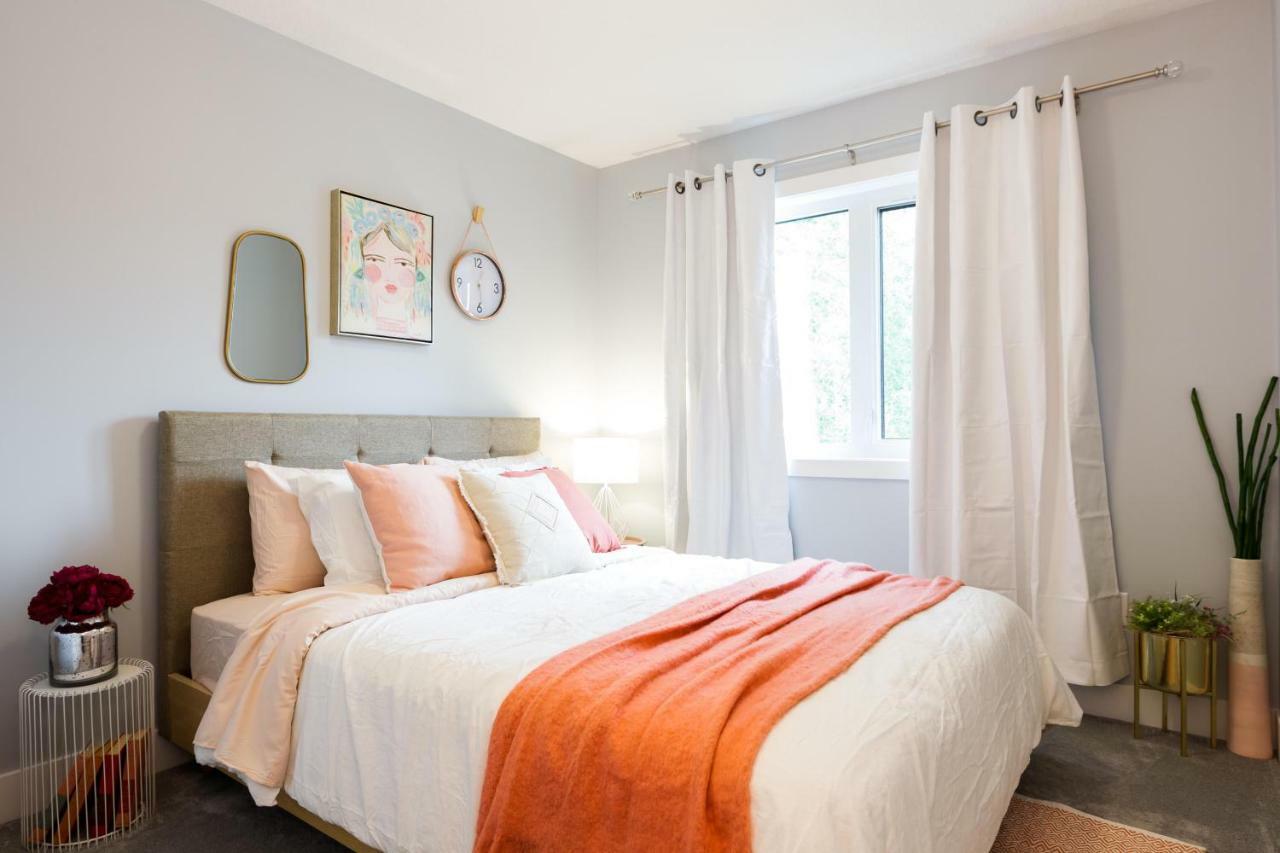 Contemporary Farmhouse Home - King Bed - Double Garage Parking - Free Wifi & Netflix - Long Stays Welcome Edmonton Exterior foto